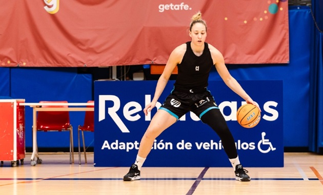 Alex Sharp dribbling a basketball between her legs