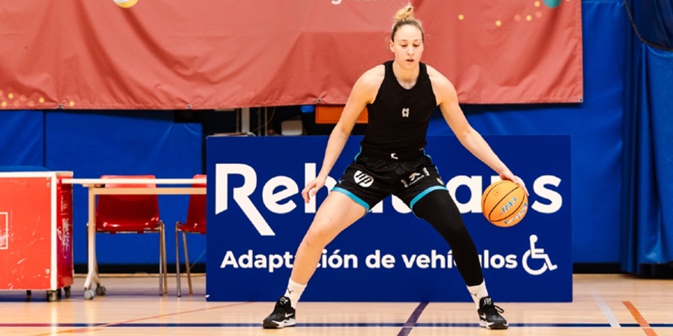 Alex Sharp dribbling a basketball between her legs
