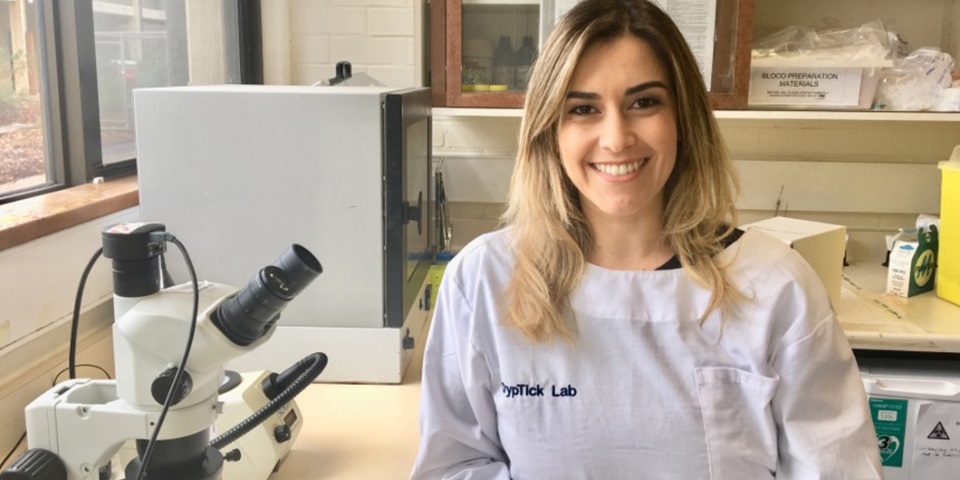Amanda Barbosa and a microscope