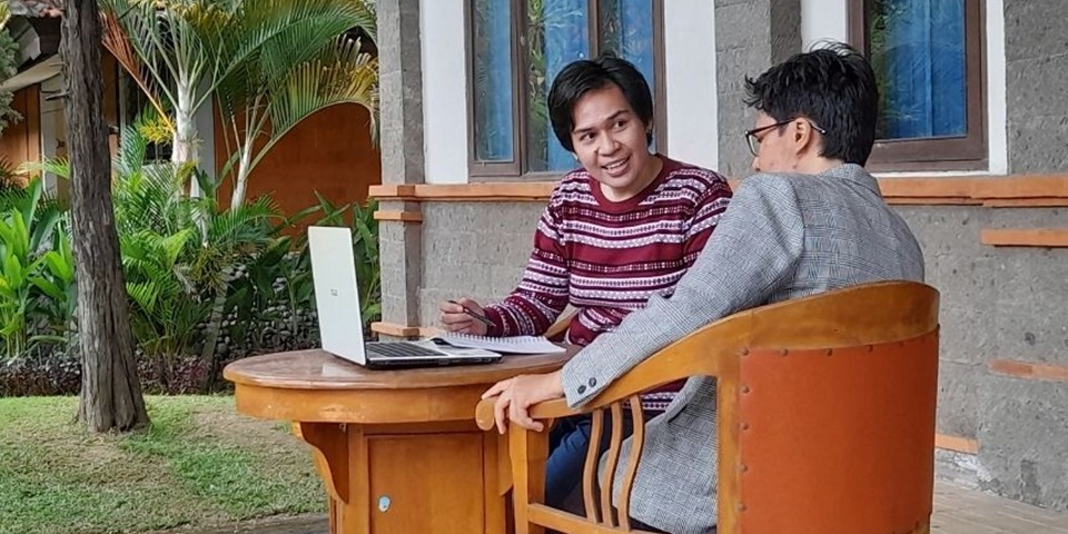 Anastasia-feature-image-860-x-480-px Student sits outside at a table with their laptop