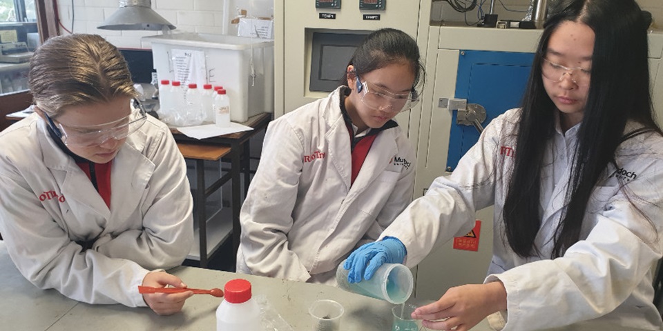 Applecross students experiencing the STEM Outreach program