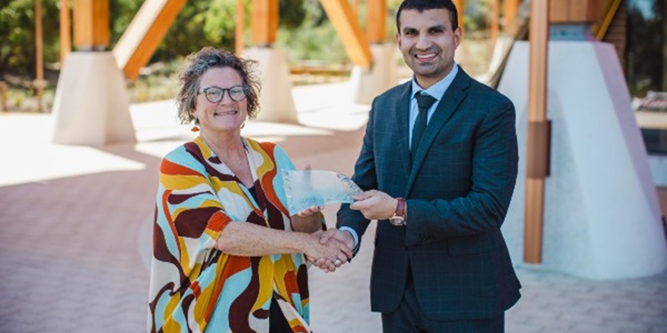 Professor Jennifer Verduin presenting Aspire Award to Dr Ashiwin Vadiveloo