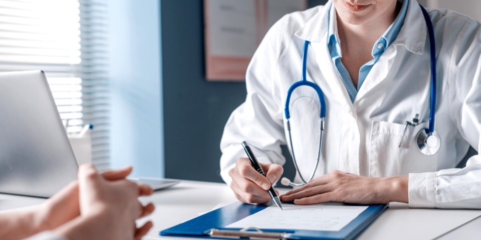 Doctor giving patient diagnosis - 860 x 480