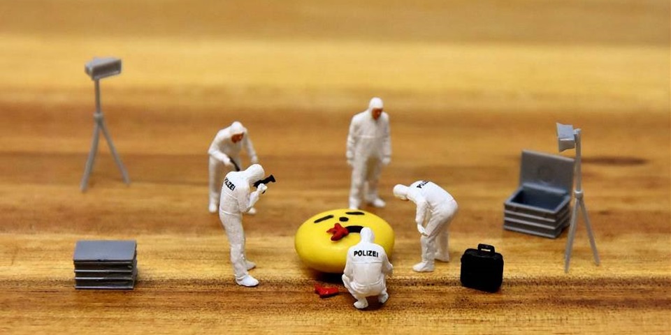 Emoji Crime Scene2 Toy figurines arranged in a crime scene