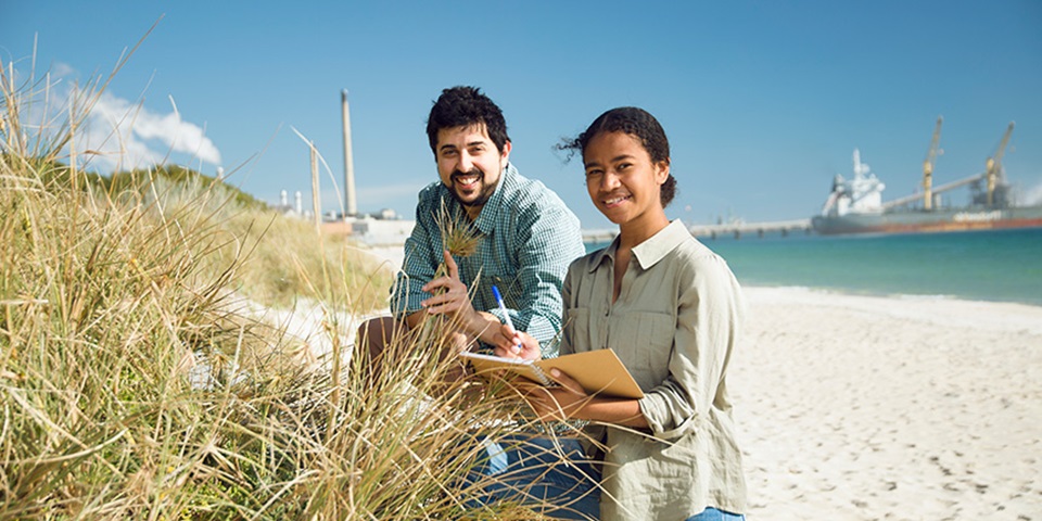 Enviro_Study_Feature Students working at the beach