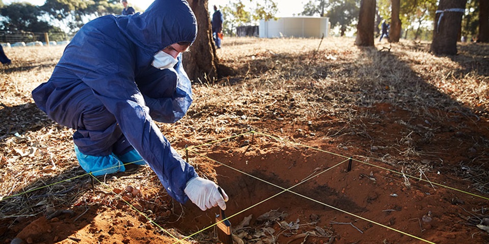 forensic student dusting evidence forensic student dusting evidence in sand