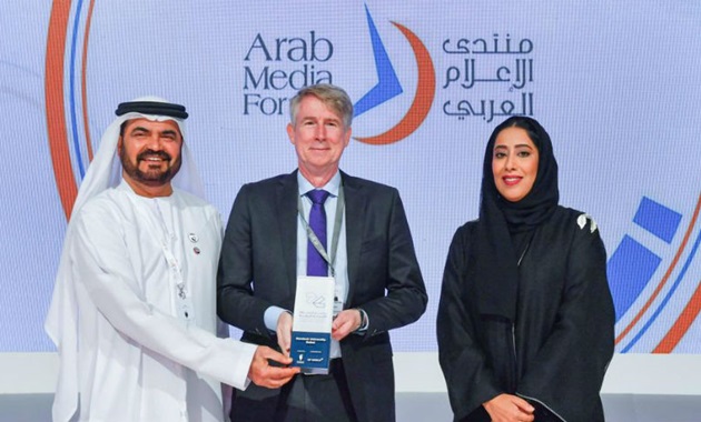 ames Trotter, Dean Murdoch University Dubai, receiving the award from HE Mona Al Marri, President of the Dubai Press Club, and HE Mohammed Al Muallem, CEO of DP World