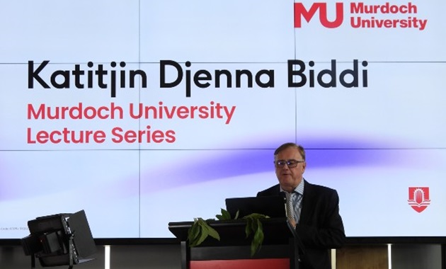 Professor Jeremy Nicholson presenting the first Katitjin Djenna Biddi lecture at Murdoch University