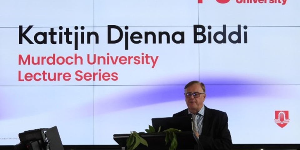 Professor Jeremy Nicholson presenting the first Katitjin Djenna Biddi lecture at Murdoch University