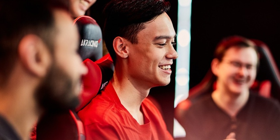 Kevin with friends in the e-sports facilities