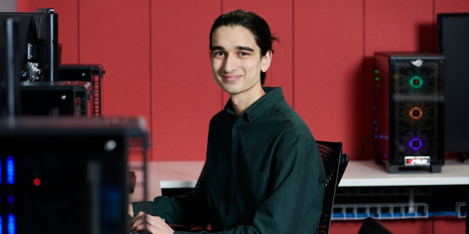 mark-snow-feature Murdoch University student sitting in computer lab