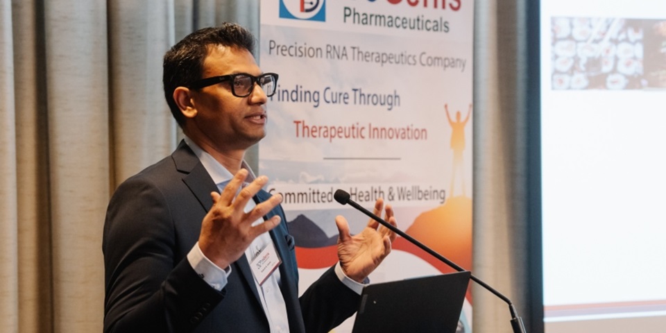 Dr Rakesh Veedu presenting at lectern