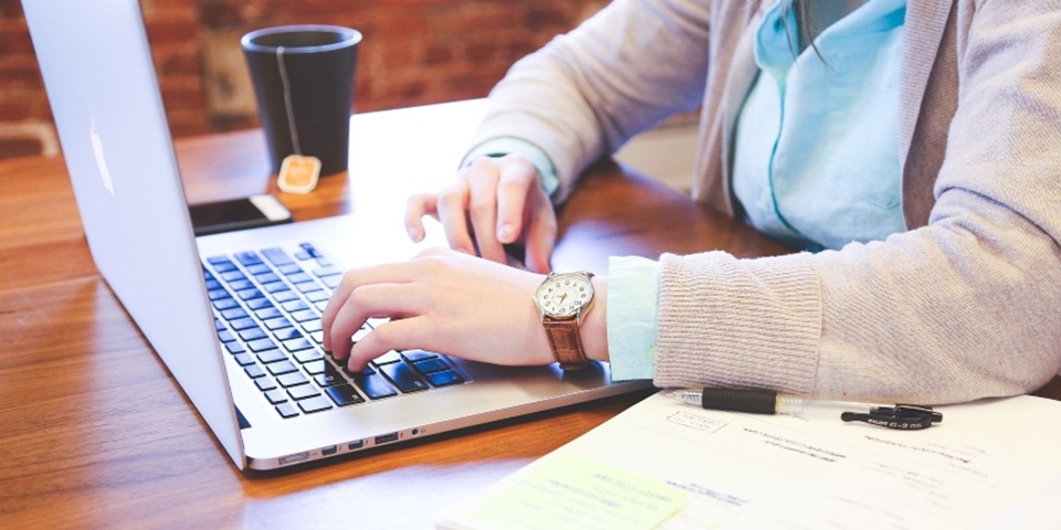 woman on computer_860x480(1) .