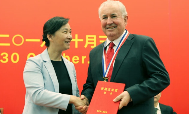 Zhejiang Province Vice Premier Ms Wenxu Wang awards the Westlake certificate and medal to Professor John Edwards