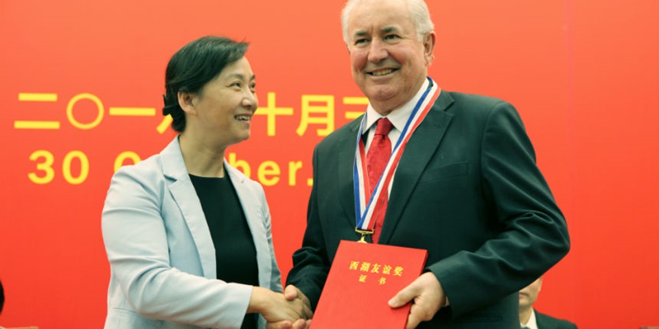 Zhejiang Province Vice Premier Ms Wenxu Wang awards the Westlake certificate and medal to Professor John Edwards